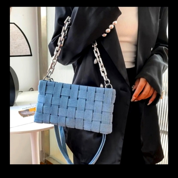 Denim Woven Crossbody Bag with vintage chain - Picture 4 of 4